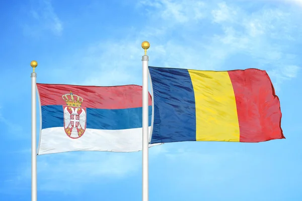 Servië Tsjaad Twee Vlaggen Vlaggenmasten Blauwe Bewolkte Lucht Achtergrond — Stockfoto
