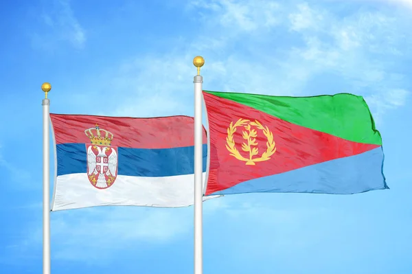 Sérvia Eritreia Duas Bandeiras Postes Bandeira Azul Céu Nublado Fundo — Fotografia de Stock
