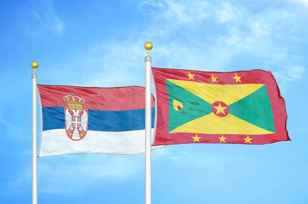 Srbsko Grenada Dvě Vlajky Vlajkových Stožárech Modrá Oblačná Obloha Pozadí — Stock fotografie