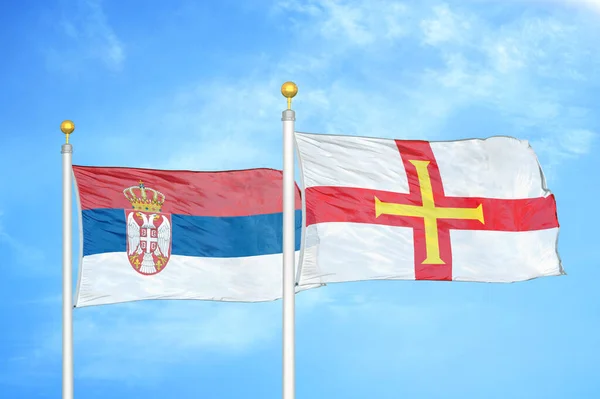 Serbia Guernsey Dwie Flagi Maszcie Flagowym Niebieskie Zachmurzone Tło Nieba — Zdjęcie stockowe