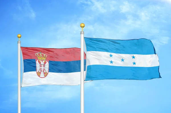 Σερβία Και Ονδούρα Δύο Σημαίες Κοντάρια Σημαίας Και Μπλε Θολό — Φωτογραφία Αρχείου