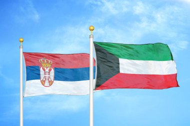 Sırbistan ve Kuveyt bayrak direkleri ve mavi bulutlu arka plan üzerinde iki bayrak