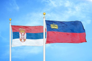 Sırbistan ve Lihtenştayn bayrak direkleri ve mavi bulutlu arka planda iki bayrak