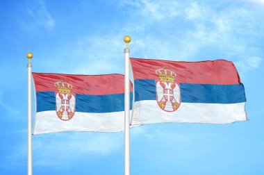 Sırbistan bayrak direkleri ve mavi bulutlu arka planda iki bayrak