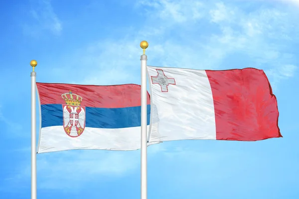 Serbien Und Malta Zwei Flaggen Auf Fahnenmasten Und Blauer Bewölkter — Stockfoto