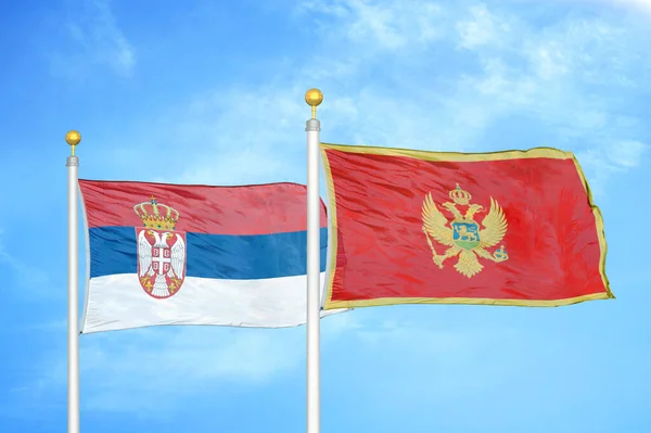 塞尔维亚和黑山旗杆上的两面旗帜和蓝云的天空背景 — 图库照片