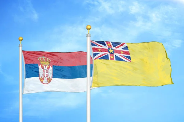 Sérvia Niue Duas Bandeiras Postes Bandeira Azul Céu Nublado Fundo — Fotografia de Stock