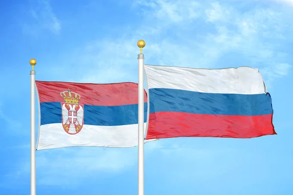 Serbien Und Russland Zwei Flaggen Auf Fahnenmasten Und Blauer Wolkenverhangener — Stockfoto