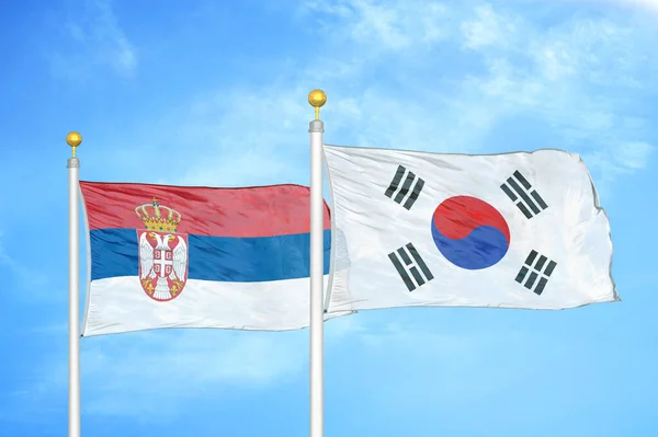 Serbia Corea Del Sud Due Bandiere Pennoni Cielo Azzurro Nuvoloso — Foto Stock