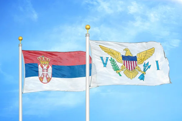 Serbien Und Jungferninseln Usa Zwei Flaggen Auf Fahnenmasten Und Blauer — Stockfoto