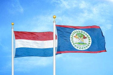 Hollanda ve Belize bayrak direkleri üzerinde iki bayrak ve mavi bulutlu arka plan