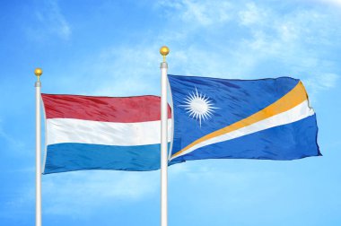 Hollanda ve Marshall Adaları bayrak direkleri ve mavi bulutlu arka planda iki bayrak