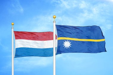 Hollanda ve Nauru bayrak direkleri ve mavi bulutlu arka planda iki bayrak