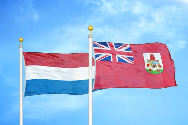 Países Baixos Bermudas Duas Bandeiras Postes Bandeira Azul Céu Nublado — Fotografia de Stock