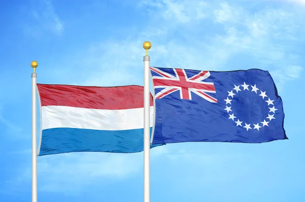 Paesi Bassi Isole Cook Due Bandiere Pennoni Cielo Azzurro Nuvoloso — Foto Stock