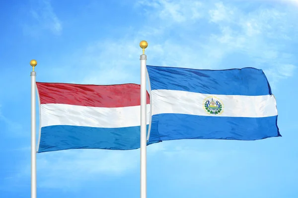 Κάτω Χώρες Και Σαλβαδόρ Δύο Σημαίες Κοντάρια Σημαίας Και Μπλε — Φωτογραφία Αρχείου