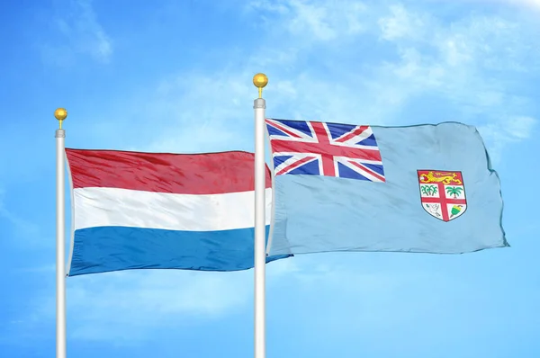 Paesi Bassi Figi Due Bandiere Pennoni Cielo Azzurro Nuvoloso Sfondo — Foto Stock