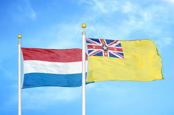 Paesi Bassi Niue Due Bandiere Pennoni Cielo Azzurro Nuvoloso Sfondo — Foto Stock