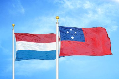 Hollanda ve Samoa bayrak direkleri ve mavi bulutlu arka planda iki bayrak