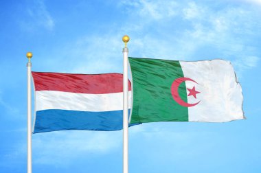 Hollanda ve Cezayir bayrak direkleri ve mavi bulutlu arka planda iki bayrak