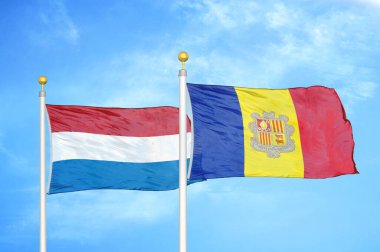 Hollanda ve Andorra bayrak direkleri ve mavi bulutlu arka planda iki bayrak