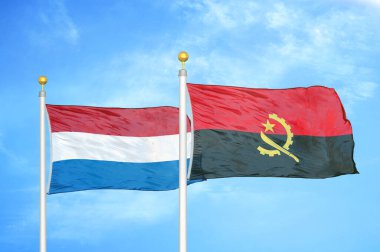 Hollanda ve Angola bayrak direkleri ve mavi bulutlu arka planda iki bayrak