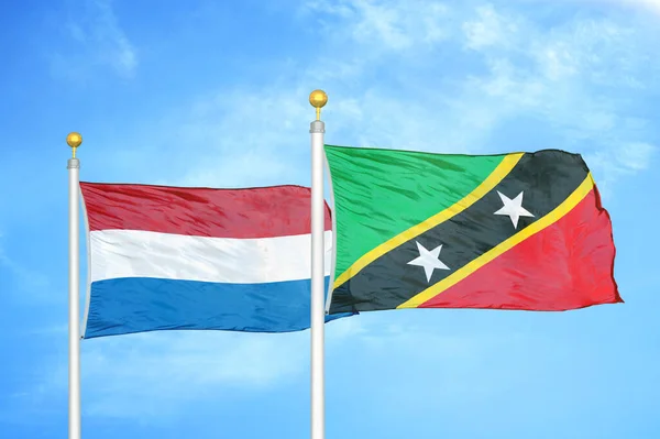 Niederlande Und Kitts Und Nevis Zwei Flaggen Auf Fahnenmasten Und — Stockfoto