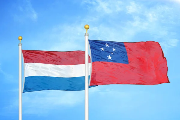 Paesi Bassi Samoa Due Bandiere Pennoni Cielo Azzurro Nuvoloso Sfondo — Foto Stock