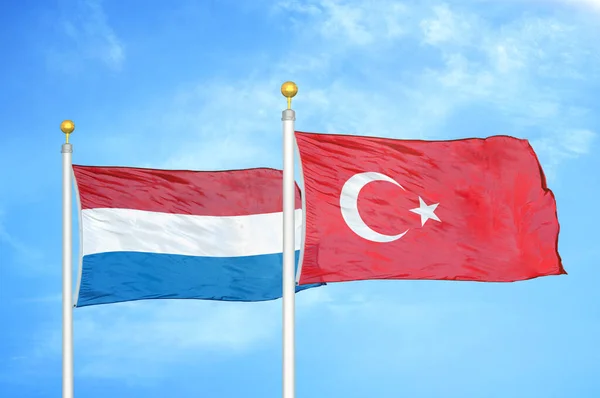 Países Bajos Turquía Dos Banderas Sobre Asta Bandera Fondo Azul — Foto de Stock