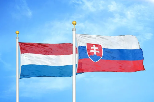 Нидерланды Словакия Два Флага Флагштоках Голубом Облачном Фоне Неба — стоковое фото
