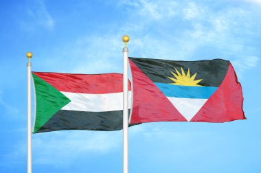 Sudan, Antigua ve Barbuda bayrak direkleri üzerinde iki bayrak ve mavi bulutlu gökyüzü arkaplanı