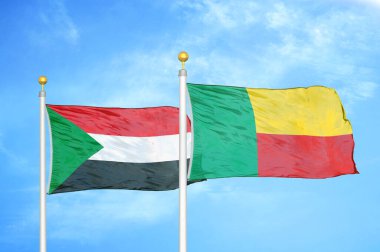 Sudan ve Benin bayrak direkleri üzerinde iki bayrak ve mavi bulutlu arka plan