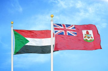 Sudan ve Bermuda bayrak direkleri üzerinde iki bayrak ve mavi bulutlu arka plan