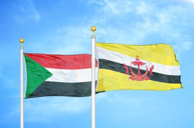 Sudan ve Brunei bayrak direkleri ve mavi bulutlu arka planda iki bayrak