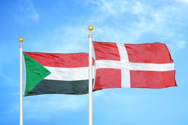 Sudan ve Danimarka bayrak direkleri ve mavi bulutlu arka planda iki bayrak