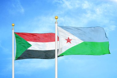 Sudan ve Cibuti bayrak direkleri ve mavi bulutlu arka planda iki bayrak
