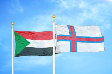 Sudan ve Faroe Adaları bayrak direkleri ve mavi bulutlu arka planda iki bayrak