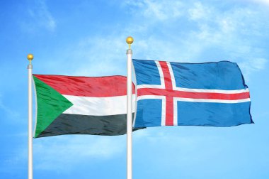 Sudan ve İzlanda bayrak direkleri ve mavi bulutlu arka planda iki bayrak