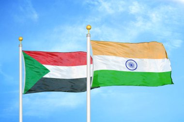 Sudan ve Hindistan bayrak direkleri ve mavi bulutlu arka planda iki bayrak