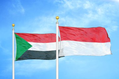 Sudan ve Endonezya bayrak direkleri üzerinde iki bayrak ve mavi bulutlu arka plan