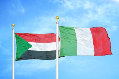 Sudan ve İtalya bayrak direkleri ve mavi bulutlu arka planda iki bayrak