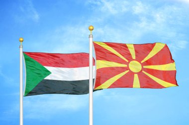 Sudan ve Kuzey Makedonya bayrak direkleri ve mavi bulutlu arka planda iki bayrak