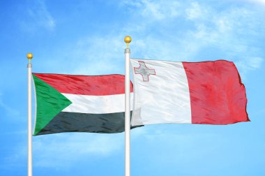 Sudan ve Malta bayrak direkleri ve mavi bulutlu arka planda iki bayrak
