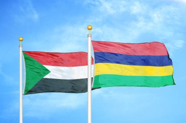 Sudan ve Mauritius bayrak direkleri ve mavi bulutlu arka planda iki bayrak