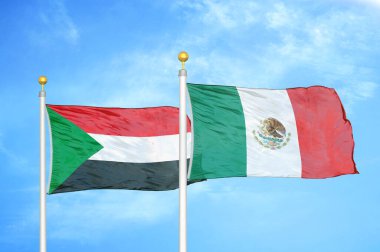 Sudan ve Meksika bayrak direkleri ve mavi bulutlu arka planda iki bayrak