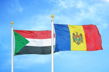 Sudan ve Moldova bayrak direkleri ve mavi bulutlu arka planda iki bayrak