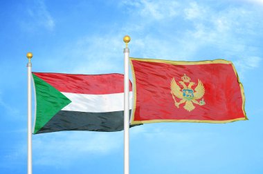 Sudan ve Karadağ bayrak direkleri ve mavi bulutlu arka planda iki bayrak
