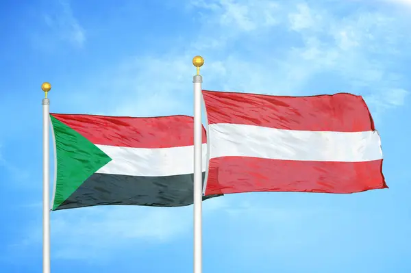 Sudan Austria Dwie Flagi Maszcie Flagowym Niebieskie Zachmurzone Tło Nieba — Zdjęcie stockowe