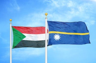 Sudan ve Nauru bayrak direkleri ve mavi bulutlu arka planda iki bayrak