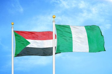 Sudan ve Nijerya bayrak direkleri üzerinde iki bayrak ve mavi bulutlu arka plan